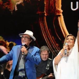 Romina Power Instagram - Ricordando il bellissimo concerto a Bucharest ed il calore della gente, sia dei Rumeni che del pubblico arrivato dall’Italia, dalla Russia, dalla Spagna e dalla Turchia 🫶 e poi un bel incontro a sorpresa con @ramonabadescuofficial 💚