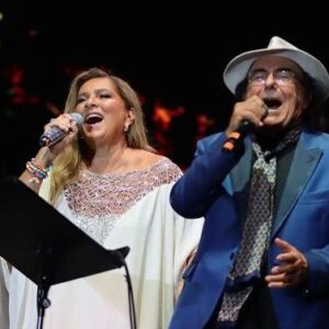 Romina Power Instagram - Ricordando il bellissimo concerto a Bucharest ed il calore della gente, sia dei Rumeni che del pubblico arrivato dall’Italia, dalla Russia, dalla Spagna e dalla Turchia 🫶 e poi un bel incontro a sorpresa con @ramonabadescuofficial 💚