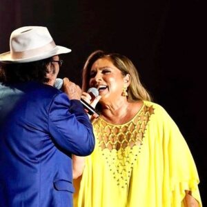 Romina Power Instagram - Ricordando il bellissimo concerto a Bucharest ed il calore della gente, sia dei Rumeni che del pubblico arrivato dall’Italia, dalla Russia, dalla Spagna e dalla Turchia 🫶 e poi un bel incontro a sorpresa con @ramonabadescuofficial 💚