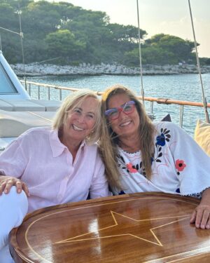 Romina Power Instagram - In questo mondo in cui si creano intelligenze artificiali , dove il cibo ed il clima vengono modificati  e l’apparenza e’ ingannevole, due nonne sono felici di stare insieme con i loro nipotini 💚💛🧡❤️