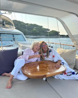 Romina Power Instagram - In questo mondo in cui si creano intelligenze artificiali , dove il cibo ed il clima vengono modificati  e l’apparenza e’ ingannevole, due nonne sono felici di stare insieme con i loro nipotini 💚💛🧡❤️