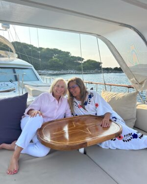 Romina Power Instagram - In questo mondo in cui si creano intelligenze artificiali , dove il cibo ed il clima vengono modificati  e l’apparenza e’ ingannevole, due nonne sono felici di stare insieme con i loro nipotini 💚💛🧡❤️