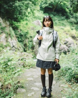 Ron Monroe Instagram - 《ロンノアウトドア日記》奥多摩のハイキング

「奥多摩→古里」このコースは、東京近郊で最も美しい自然スポットの一つです。全長約8キロメートルで、初心者向けのコースです。途中では、雄大な山々や澄んだ川の景色を楽しむことができ、有名な奥多摩湖や吊り橋など、見どころもたくさんあります。スタート地点は奥多摩駅で、ここから山道に入り、秋には美しい紅葉を堪能することもできます。全体のハイキング所要時間は3時間程度で、難易度はそれほど高くなく、週末のリフレッシュにぴったりです。道中の自然の美しさと新鮮な空気は、都会の喧騒を忘れさせ、大自然の中でリラックスできること間違いなしです。

リュックとスポーツシューズ @salomon_japan 

スポーツトップスとスカート @helly_hansen_jp

アウトドアジャケット bein space