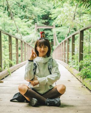 Ron Monroe Instagram - 《ロンノアウトドア日記》奥多摩のハイキング

「奥多摩→古里」このコースは、東京近郊で最も美しい自然スポットの一つです。全長約8キロメートルで、初心者向けのコースです。途中では、雄大な山々や澄んだ川の景色を楽しむことができ、有名な奥多摩湖や吊り橋など、見どころもたくさんあります。スタート地点は奥多摩駅で、ここから山道に入り、秋には美しい紅葉を堪能することもできます。全体のハイキング所要時間は3時間程度で、難易度はそれほど高くなく、週末のリフレッシュにぴったりです。道中の自然の美しさと新鮮な空気は、都会の喧騒を忘れさせ、大自然の中でリラックスできること間違いなしです。

リュックとスポーツシューズ @salomon_japan 

スポーツトップスとスカート @helly_hansen_jp

アウトドアジャケット bein space