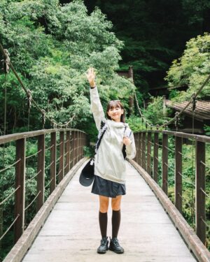 Ron Monroe Instagram - 《ロンノアウトドア日記》奥多摩のハイキング

「奥多摩→古里」このコースは、東京近郊で最も美しい自然スポットの一つです。全長約8キロメートルで、初心者向けのコースです。途中では、雄大な山々や澄んだ川の景色を楽しむことができ、有名な奥多摩湖や吊り橋など、見どころもたくさんあります。スタート地点は奥多摩駅で、ここから山道に入り、秋には美しい紅葉を堪能することもできます。全体のハイキング所要時間は3時間程度で、難易度はそれほど高くなく、週末のリフレッシュにぴったりです。道中の自然の美しさと新鮮な空気は、都会の喧騒を忘れさせ、大自然の中でリラックスできること間違いなしです。

リュックとスポーツシューズ @salomon_japan 

スポーツトップスとスカート @helly_hansen_jp

アウトドアジャケット bein space