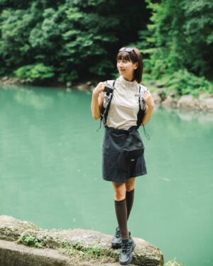 Ron Monroe Instagram - 《ロンノアウトドア日記》奥多摩のハイキング

「奥多摩→古里」このコースは、東京近郊で最も美しい自然スポットの一つです。全長約8キロメートルで、初心者向けのコースです。途中では、雄大な山々や澄んだ川の景色を楽しむことができ、有名な奥多摩湖や吊り橋など、見どころもたくさんあります。スタート地点は奥多摩駅で、ここから山道に入り、秋には美しい紅葉を堪能することもできます。全体のハイキング所要時間は3時間程度で、難易度はそれほど高くなく、週末のリフレッシュにぴったりです。道中の自然の美しさと新鮮な空気は、都会の喧騒を忘れさせ、大自然の中でリラックスできること間違いなしです。

リュックとスポーツシューズ @salomon_japan 

スポーツトップスとスカート @helly_hansen_jp

アウトドアジャケット bein space