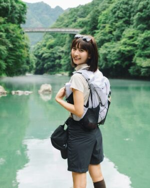 Ron Monroe Instagram - 《ロンノアウトドア日記》奥多摩のハイキング

「奥多摩→古里」このコースは、東京近郊で最も美しい自然スポットの一つです。全長約8キロメートルで、初心者向けのコースです。途中では、雄大な山々や澄んだ川の景色を楽しむことができ、有名な奥多摩湖や吊り橋など、見どころもたくさんあります。スタート地点は奥多摩駅で、ここから山道に入り、秋には美しい紅葉を堪能することもできます。全体のハイキング所要時間は3時間程度で、難易度はそれほど高くなく、週末のリフレッシュにぴったりです。道中の自然の美しさと新鮮な空気は、都会の喧騒を忘れさせ、大自然の中でリラックスできること間違いなしです。

リュックとスポーツシューズ @salomon_japan 

スポーツトップスとスカート @helly_hansen_jp

アウトドアジャケット bein space