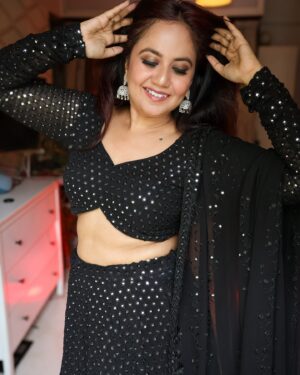 Roopal Tyagi Instagram - Sparkling and glowing in @fittingroomcouture 🖤✨🥰

#ootd #lehenga #mirrorwork #collaboration