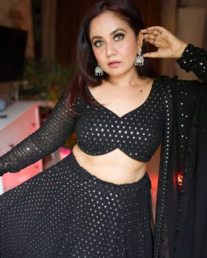 Roopal Tyagi Instagram - Sparkling and glowing in @fittingroomcouture 🖤✨🥰

#ootd #lehenga #mirrorwork #collaboration
