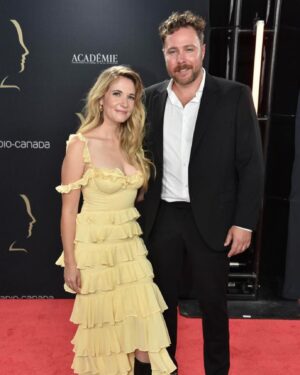 Rosalie Vaillancourt Instagram - La belle et la bête

Bravo à @monsieurpy pour l’animation du gala et bravo à toute l’équipe de @completement_lycee qui a, pour une deuxième année, gagné le prix de la meilleure comédie 😍🥹😘 

Merci à mes amis qui m’ont rendu moins laide
💄: @etiberger 
👗: @vangiroux