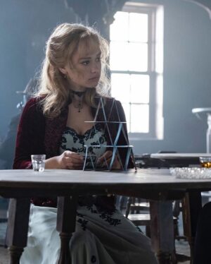 Rose Williams Instagram - 'That Dirty Black Bag' now streaming on 🇺🇸 @netflix 🏜️🐎 I loved playing this red lantern girl she taught me so much 🃏🧨💋 all the love to wig maestro massi and scar maestra fred🩸🦁