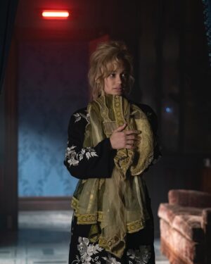 Rose Williams Instagram - 'That Dirty Black Bag' now streaming on 🇺🇸 @netflix 🏜️🐎 I loved playing this red lantern girl she taught me so much 🃏🧨💋 all the love to wig maestro massi and scar maestra fred🩸🦁