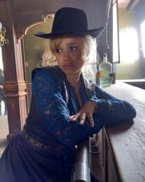 Rose Williams Instagram - 'That Dirty Black Bag' now streaming on 🇺🇸 @netflix 🏜️🐎 I loved playing this red lantern girl she taught me so much 🃏🧨💋 all the love to wig maestro massi and scar maestra fred🩸🦁