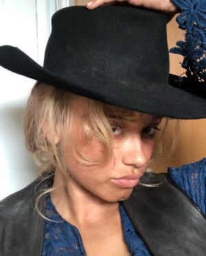 Rose Williams Instagram - 'That Dirty Black Bag' now streaming on 🇺🇸 @netflix 🏜️🐎 I loved playing this red lantern girl she taught me so much 🃏🧨💋 all the love to wig maestro massi and scar maestra fred🩸🦁