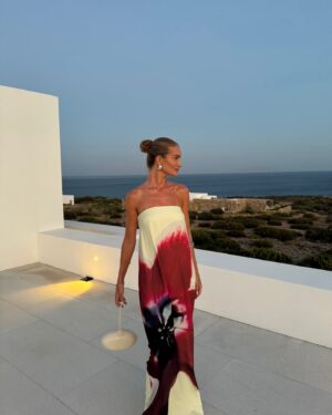 Rosie Huntington-Whiteley Instagram - … Gonna be you
And me
Gonna be everything you
You ever dreamed