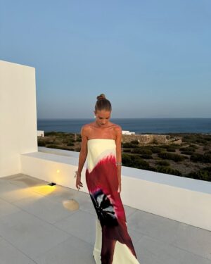 Rosie Huntington-Whiteley Instagram - … Gonna be you
And me
Gonna be everything you
You ever dreamed