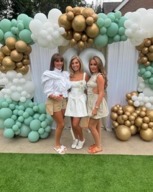 Rosie McClelland Instagram - Birthday szn 🌸🎂🍾