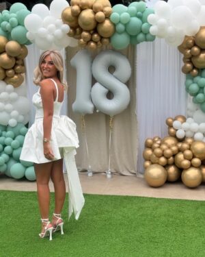 Rosie McClelland Instagram - Birthday szn 🌸🎂🍾