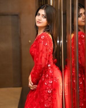 Ruchira Jadhav Instagram - ♥️♥️♥️

#RuchiraInRED

Dolled up for Theatre Visit !!♥️

#BabuMarathiMovie

Saree : @nitaraa_official ✨
Blouse designed by : @liiyanna_designs 💫
Captured by: @harsh1214 📸

#RuchiraJadhav