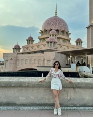 Ruchira Jadhav Instagram - Discovering Malaysia’s charm 🇲🇾 One chic look at a time!

#RuchiraJadhav ✨
#lookbook #stylingdiaries 
#InternationalTravelShow 
#Travel #love #travelshow #Bollylands

Which outfit did you like the most !