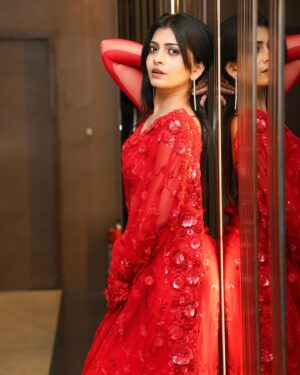 Ruchira Jadhav Instagram - ♥️♥️♥️

#RuchiraInRED

Dolled up for Theatre Visit !!♥️

#BabuMarathiMovie

Saree : @nitaraa_official ✨
Blouse designed by : @liiyanna_designs 💫
Captured by: @harsh1214 📸

#RuchiraJadhav