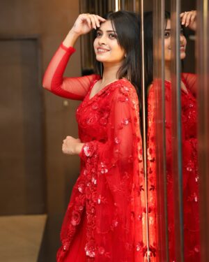 Ruchira Jadhav Instagram - ♥️♥️♥️

#RuchiraInRED

Dolled up for Theatre Visit !!♥️

#BabuMarathiMovie

Saree : @nitaraa_official ✨
Blouse designed by : @liiyanna_designs 💫
Captured by: @harsh1214 📸

#RuchiraJadhav