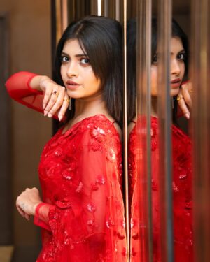 Ruchira Jadhav Instagram - ♥️♥️♥️

#RuchiraInRED

Dolled up for Theatre Visit !!♥️

#BabuMarathiMovie

Saree : @nitaraa_official ✨
Blouse designed by : @liiyanna_designs 💫
Captured by: @harsh1214 📸

#RuchiraJadhav