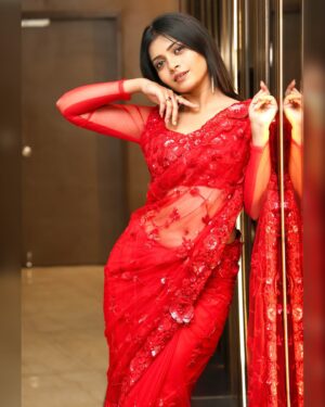 Ruchira Jadhav Instagram - ♥️♥️♥️

#RuchiraInRED

Dolled up for Theatre Visit !!♥️

#BabuMarathiMovie

Saree : @nitaraa_official ✨
Blouse designed by : @liiyanna_designs 💫
Captured by: @harsh1214 📸

#RuchiraJadhav