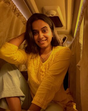 Rupali Wakode Instagram - Discovering comfort within my own presence😈

#vibing #yellowtheme #allyellow #yellow #travel #traveling #amravati #pune