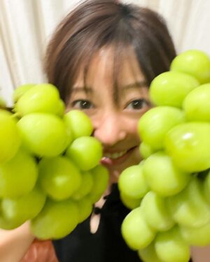 Ryoko Kobayashi Instagram - .
シャイーーーーンマスカットゥ🍇🍇😂

今年も父のお友達から
ブドウの差し入れをいただきました✨
甘くて、おいしくて…あの味を忘れられず
今年もこっそり恋焦がれてました。
ありがたや…。

写真撮ってる間に手が攣るほど重くてすごすぎる🍇
気づけば9月…毎年この時期は、何故か忙しくて…
燃え尽きて、ベットに倒れ込む日々だから
心も身体もチャージされました🤤
感謝〜🙇

2枚目、母が撮ってくれた写真の躍動感😂😂😂

#シャインマスカット #サイズ感 #躍動感