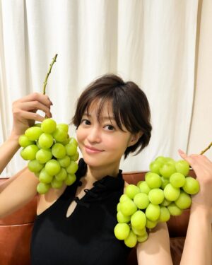Ryoko Kobayashi Instagram - .
シャイーーーーンマスカットゥ🍇🍇😂

今年も父のお友達から
ブドウの差し入れをいただきました✨
甘くて、おいしくて…あの味を忘れられず
今年もこっそり恋焦がれてました。
ありがたや…。

写真撮ってる間に手が攣るほど重くてすごすぎる🍇
気づけば9月…毎年この時期は、何故か忙しくて…
燃え尽きて、ベットに倒れ込む日々だから
心も身体もチャージされました🤤
感謝〜🙇

2枚目、母が撮ってくれた写真の躍動感😂😂😂

#シャインマスカット #サイズ感 #躍動感