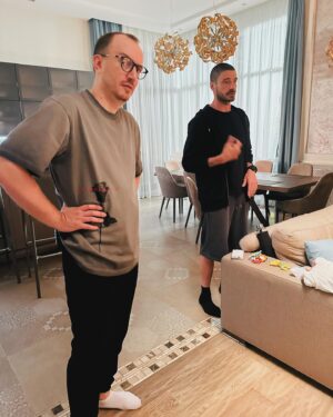Sabina Akhmedova Instagram - Если соскучились по этим ребятам, то 3 сезон сериала «Триггер» уже на @kinopoisk ❤️‍🔥