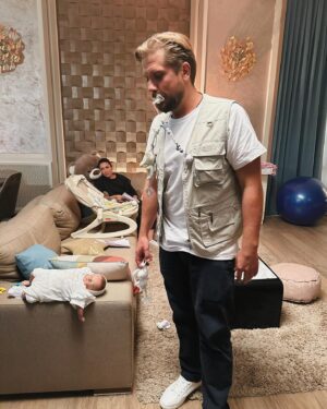 Sabina Akhmedova Instagram - Если соскучились по этим ребятам, то 3 сезон сериала «Триггер» уже на @kinopoisk ❤️‍🔥