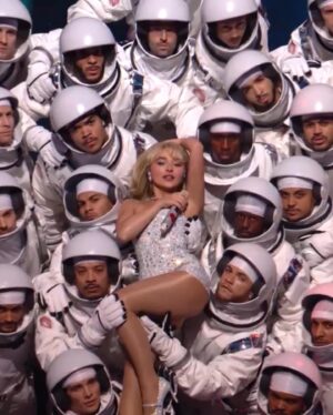 Sabrina Carpenter Instagram - 1 short step for Sabrina 1 sweet leap for @vmas 

thank you to my dream of a team/ my entire talented cast   crew for making this other worldly performance one i wish i could do over and over again. Really a night I’ll remember forever💎💎👽✨
@brettalannelson @mssjb @edwinjcarranza