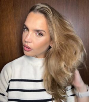 Sabrina Garciarena Instagram - Semana Full 🧡✔️

1. Preparándome para trabajar make up @milislooks @frumboliestudio 

2. Continuamos en @cerininet @ceriniclaudio en NORDELTA @nordeltacc 

3. Preparándome para el desfile de @yagmouroficial  X @bafweekoficial #mercadolibrexbafweek 

4. Cenando con @lucianagonzalezcosta 🩷

5,6,7 Desfile c @nagarciarena 

8. @madres5gok @somoslacasaok con ellas @belulucius @vivianaapuerta @paulakohan 

9 y 10 Play de @miapaoloski 😁❤️

11. Feliz en @pompavana @figueirasivana @natcecchinato 

12. Acompañando a mi amigo @fabianzittaofficial @fabianzitta en la apertura del nuevo local en @patiobullrich ❤️