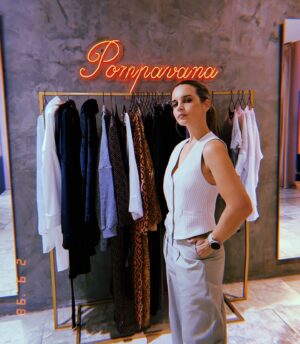 Sabrina Garciarena Instagram - Semana Full 🧡✔️

1. Preparándome para trabajar make up @milislooks @frumboliestudio 

2. Continuamos en @cerininet @ceriniclaudio en NORDELTA @nordeltacc 

3. Preparándome para el desfile de @yagmouroficial  X @bafweekoficial #mercadolibrexbafweek 

4. Cenando con @lucianagonzalezcosta 🩷

5,6,7 Desfile c @nagarciarena 

8. @madres5gok @somoslacasaok con ellas @belulucius @vivianaapuerta @paulakohan 

9 y 10 Play de @miapaoloski 😁❤️

11. Feliz en @pompavana @figueirasivana @natcecchinato 

12. Acompañando a mi amigo @fabianzittaofficial @fabianzitta en la apertura del nuevo local en @patiobullrich ❤️