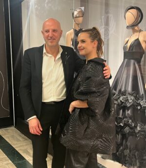Sabrina Garciarena Instagram - Semana Full 🧡✔️

1. Preparándome para trabajar make up @milislooks @frumboliestudio 

2. Continuamos en @cerininet @ceriniclaudio en NORDELTA @nordeltacc 

3. Preparándome para el desfile de @yagmouroficial  X @bafweekoficial #mercadolibrexbafweek 

4. Cenando con @lucianagonzalezcosta 🩷

5,6,7 Desfile c @nagarciarena 

8. @madres5gok @somoslacasaok con ellas @belulucius @vivianaapuerta @paulakohan 

9 y 10 Play de @miapaoloski 😁❤️

11. Feliz en @pompavana @figueirasivana @natcecchinato 

12. Acompañando a mi amigo @fabianzittaofficial @fabianzitta en la apertura del nuevo local en @patiobullrich ❤️