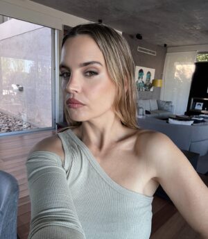 Sabrina Garciarena Instagram - Semana Full 🧡✔️

1. Preparándome para trabajar make up @milislooks @frumboliestudio 

2. Continuamos en @cerininet @ceriniclaudio en NORDELTA @nordeltacc 

3. Preparándome para el desfile de @yagmouroficial  X @bafweekoficial #mercadolibrexbafweek 

4. Cenando con @lucianagonzalezcosta 🩷

5,6,7 Desfile c @nagarciarena 

8. @madres5gok @somoslacasaok con ellas @belulucius @vivianaapuerta @paulakohan 

9 y 10 Play de @miapaoloski 😁❤️

11. Feliz en @pompavana @figueirasivana @natcecchinato 

12. Acompañando a mi amigo @fabianzittaofficial @fabianzitta en la apertura del nuevo local en @patiobullrich ❤️