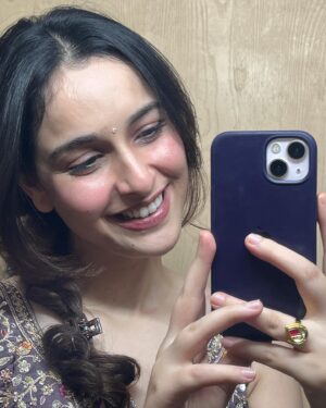 Sadia Khateeb Instagram - Sheesha ganda hai Meri niyat Nahi 🙂
