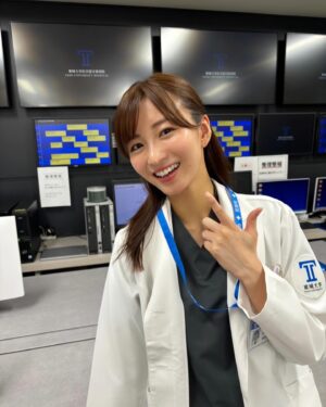 Sae Okazaki Instagram - 「ブラックペアン シーズン2」
サイドストーリー
「ブラックペアンと言いたくて…
～万年ヒラ医局員の憂鬱な日常～」
に出演させて頂きます🧑‍⚕️

6年ぶりに元研修医の皆さんや先生方と
お会いできて本当に嬉しかったです！！

またこうして作品に携わる事ができて光栄です🏥

本編の放送後、TVerにて先行配信されます！
是非、ご覧ください！

#ブラックぺアン
#スナイプポーズ