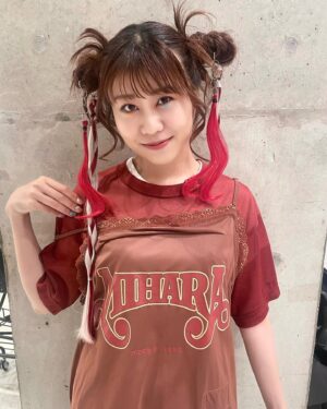 Sae Otsuka Instagram - #サマソニ ヘアについて🩷
なんだかんだお世話になり出して5年目⁉️の
カリスマ美容師 @shotac__ に
朝早くからやってもらいました🤗✨谢谢~

オーダーに準拠してくださいつつも、
THE shotac!!!!!!!!!!!なアーティストカラーの濃さ
それでもってわたしに超似合う!!!!!🤣笑
気合いと敬愛を頂戴いたしました!!!
や、ほんとに、ヘアから生命力感じた。。
こんなことってあるんじゃな。。。笑

丁寧につくってくれたエクステも超可愛かった~~👧🏻💓

最強のヘアは、最強のお守りみたいなもの。
超テンション上がったし、
おかげさまで最高にパワフルなステージになりました!!!