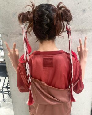 Sae Otsuka Instagram - #サマソニ ヘアについて🩷
なんだかんだお世話になり出して5年目⁉️の
カリスマ美容師 @shotac__ に
朝早くからやってもらいました🤗✨谢谢~

オーダーに準拠してくださいつつも、
THE shotac!!!!!!!!!!!なアーティストカラーの濃さ
それでもってわたしに超似合う!!!!!🤣笑
気合いと敬愛を頂戴いたしました!!!
や、ほんとに、ヘアから生命力感じた。。
こんなことってあるんじゃな。。。笑

丁寧につくってくれたエクステも超可愛かった~~👧🏻💓

最強のヘアは、最強のお守りみたいなもの。
超テンション上がったし、
おかげさまで最高にパワフルなステージになりました!!!