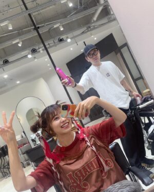 Sae Otsuka Instagram - #サマソニ ヘアについて🩷
なんだかんだお世話になり出して5年目⁉️の
カリスマ美容師 @shotac__ に
朝早くからやってもらいました🤗✨谢谢~

オーダーに準拠してくださいつつも、
THE shotac!!!!!!!!!!!なアーティストカラーの濃さ
それでもってわたしに超似合う!!!!!🤣笑
気合いと敬愛を頂戴いたしました!!!
や、ほんとに、ヘアから生命力感じた。。
こんなことってあるんじゃな。。。笑

丁寧につくってくれたエクステも超可愛かった~~👧🏻💓

最強のヘアは、最強のお守りみたいなもの。
超テンション上がったし、
おかげさまで最高にパワフルなステージになりました!!!