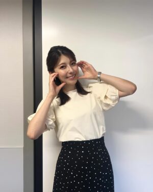 Saeko Kamimura Instagram - .
.
今日は初めてラヴィットに出演。
水曜メンバーとの早口言葉対決で
アナウンサー軍団の一員に加わりました。
どんな対決になったのかTVerの見逃し配信で
ぜひご覧ください！

そういえば女子メンバーは彩子、真子、杏子
でみんな『子』がつきますね🐰🐰🐰

———————————————-
8/14(水)  ラヴィット、Nスタ衣装提供
ブラウス... OPAQUE.CLIP
スカート... PROPORTION BODY DRESSING

スカートのドットの中には、よく見ると
ハートも♡ということでハートポーズ。