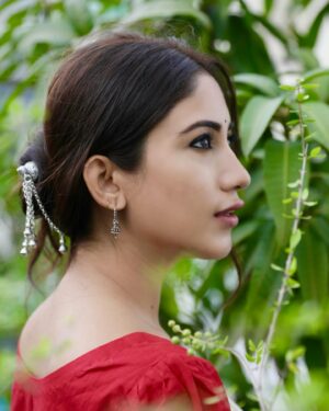 Safa Kabir Instagram - চুলের খোপা যেমন আছে, তেমন করে রাখো
মেঘ কালো চুল সরিয়ে কেন সূর্যটাকে ঢাকো…