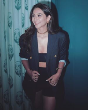 Sahiba Bali Instagram - Trying to be a lady but she’s playing a-gent 💣 🔪 

Tanaav 2 on @sonylivindia! 

Heels: @louboutinworld 
Jewellery: @iblamebeads @e3kjewelry @ascend.rohank 
MUA: @aditisawhney_mua 
Styled by: @simrankumar19 
Style Team: @mehandi_botadara