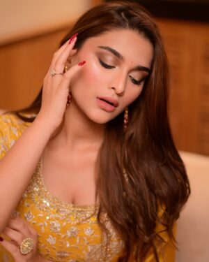 Saiee Manjrekar Instagram - 🌻