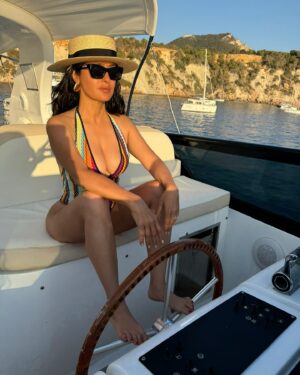 Salma Hayek Pinault Instagram - Birthday bikini dump, happy 58th birthday to me! 🎂❤️🎉P.s none of these are throwbacks.
Fotos de cumpleaños en bikini, ¡feliz cumpleaños 58 para mí! 🎂❤️🎉 P.D. ninguna de estas fotos es del pasado. #grateful