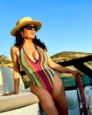 Salma Hayek Pinault Instagram - Birthday bikini dump, happy 58th birthday to me! 🎂❤️🎉P.s none of these are throwbacks.
Fotos de cumpleaños en bikini, ¡feliz cumpleaños 58 para mí! 🎂❤️🎉 P.D. ninguna de estas fotos es del pasado. #grateful