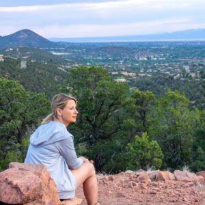 Samantha Brown Instagram - If you need a weekend getaway to unwind, there’s no better place than our latest Youtube upload - Santa Fe, New Mexico. Just tap my username @samanthabrowntravels and click the link in bio for all you can do to truly relax.

#samanthabrown #placestolove  #santafe #newmexico
